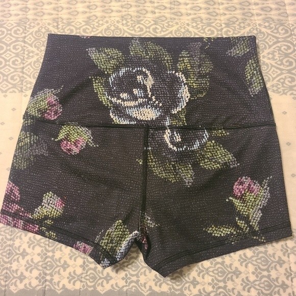 Lululemon boogie roll down digital floral print shorts size 0 - Picture 3 of 7